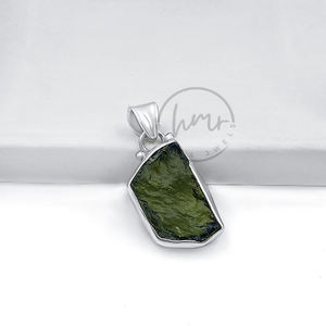 Pendentif de guérison en cristal fait à la main en argent Sterling 925 de moldavite brute naturelle pour collier faisant des bijoux d'accessoires - Product Image 1