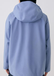 Coupe-vent respirant écologique de luxe pour les femmes Veste coupe-vent et imperméable légère et élégante avec logo personnalisé - Product Image 2