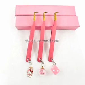 แหนบปลายแหลมสำหรับต่อขนตาแบบเคลือบสีชมพู 90 องศา ขายส่ง พร้อมจี้ห้อยพวงกุญแจแบบกำหนดเอง โลโก้สั่งทำ อุปกรณ์เสริมความงาม - Product Image 6