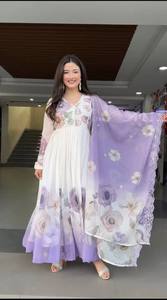 ชุดสาหรี่แบบใหม่สำหรับผู้หญิง ดีไซน์หรูหรา พร้อมผ้าคลุมไหล่ปักลายสวยงาม สไตล์ลำลอง ผ้าจอร์เจียต์เทียมแบบกลับด้านได้ แบรนด์ Zain Exports เหมาะสำหรับงานแต่งงาน - Product Image 3