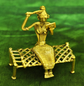 Figurine porteuse d'eau élégante, une pièce classique du décor artistique Dhokra. Disponible aux prix de gros. - Product Image 4