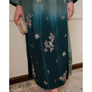 Robe élégante en satin faite à la main pour femmes au Pakistan, silhouette droite avec un magnifique imprimé floral, idéale pour Diwali, mariage, Eid. - Product Image 3