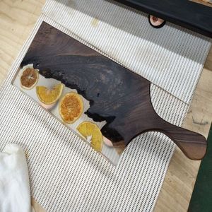 เขียงเรซินลายคลื่นมหาสมุทรที่มีผิวเงาสูงและฐานเป็นไม้เนื้อแข็งเหมาะสำหรับหั่นชีสและอาหารเรียกน้ำย่อย - Product Image 4