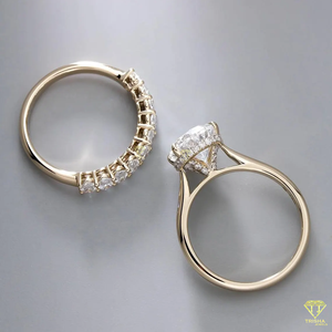 Elegante juego de anillos de compromiso chapados en oro de 14 quilates con diamante central ovalado y banda de diamantes a juego, regalo de joyería de boda clásico - Product Image 5