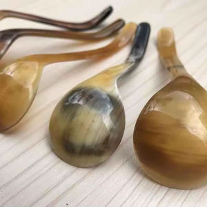 Cuchara de Cuerno de Búfalo Natural, Hecha a Mano y Pulida, Perfecta para Servir Especias, Condimentos o como Decoración de Mesa, Alta Calidad - Product Image 1