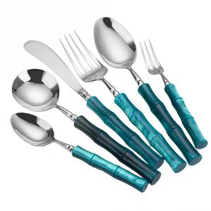 Ensemble de couverts à poignée en résine aspect bambou blanc élégant Vaisselle de qualité supérieure parfaite pour les repas modernes, les pique-niques, les banquets et les cadeaux - Product Image 4