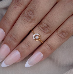 Bague en or massif 18 carats certifiée IGI pour femme, minimaliste, avec diamant rond taille brillant, livraison le jour même - Product Image 5