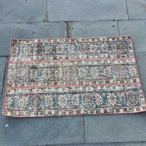 Alfombra Turca Vintage Pequeña de 1.8x3 pies, Azul y Roja a Cuadros, de Lana con Parches y Base de Látex - Product Image 3