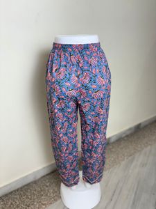 Pantalon de détente en coton doux et respirant avec un imprimé floral vibrant, parfait pour se détendre à la maison avec style. - Product Image 2