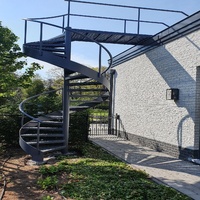 Escalier en colimaçon industriel tout noir en acier avec rampe verticale et marches métalliques pour rénovation intérieure de villa, loft, duplex, entrepôt