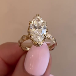 Anillo de Compromiso con Corte Marquesa Certificado por IGI con Piedras Laterales, Anillos de Diamantes de 6 Puntas - Product Image 3