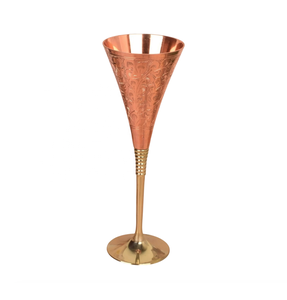 Verre à vin en cuivre fait main Divris, design moderne en relief, gobelet en métal à long pied 320 ml, écologique pour les occasions festives - Product Image 1