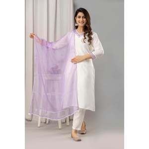 Kurta en mousseline de soie blanche et violette pour femme avec pantalon en mousseline brodé et dupatta - Product Image 3