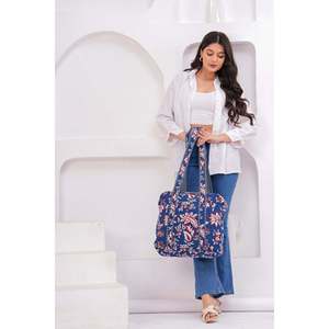 Sac fourre-tout matelassé en coton bleu floral fait main, grand format, tendance, avec broderie lettre ouverte, en toile écologique pour usage quotidien, hiver - Product Image 3