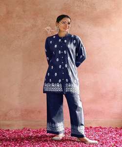 Fashion Fusion: estilo pakistaní Salwar Kameez: fusión de estilos tradicionales y modernos, creando una moda elegante y elegante - Product Image 5