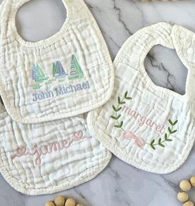 Bavoir en gaze double festonnée bleu rose personnalisé monogramme brodé serviette en mousseline de coton cadeau de douche de bébé pour garçon - Product Image 4