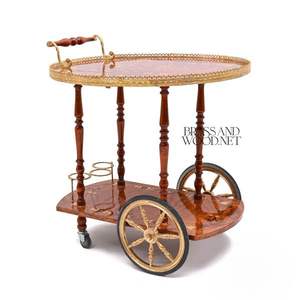 Chariot à thé classique en bois avec roues en laiton et plateau de service décoratif - Product Image 1