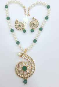 Collier pendentif Grand Kundan avec pierres vertes et boucles d'oreilles pour femme Bijoux parfaits pour mariages, réceptions et festivals - Product Image 4