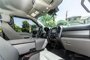 2023, usado, con poco kilometraje, transmisión automática, asientos de cuero, sin accidentes y listo para enviar. - Product Image 3