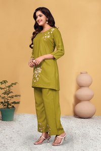 Ensemble coordonné élégant jaune moutarde pour femmes avec broderie lourde au niveau du col et pantalon droit de qualité supérieure - Product Image 3