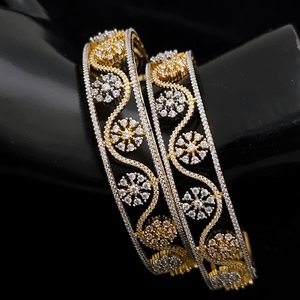 Gorgeous Trendy Gold White Finish Stones Look Two Set OF Bangles Juego de brazaletes elegantes para Mujeres para la colección de ropa de boda - Product Image 1