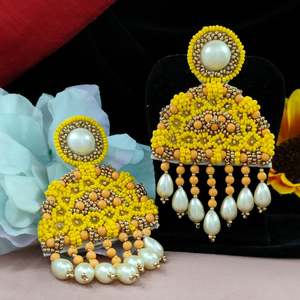 Pendientes colgantes de diseñador para mujer, elegantes hechos a mano con perlas ligeras para fiestas, bodas y ocasiones especiales - Product Image 3