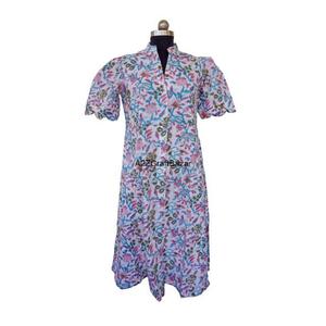 ชุดเดรสอินเดียทำมือจากผ้าฝ้าย 100% สำหรับผู้หญิง พิมพ์ลายดอกไม้ คอวี แขนสั้น สวมใส่สบายทุกวัน เป็นมิตรกับสิ่งแวดล้อม สไตล์วินเทจ ความยาวปานกลาง - Product Image 1