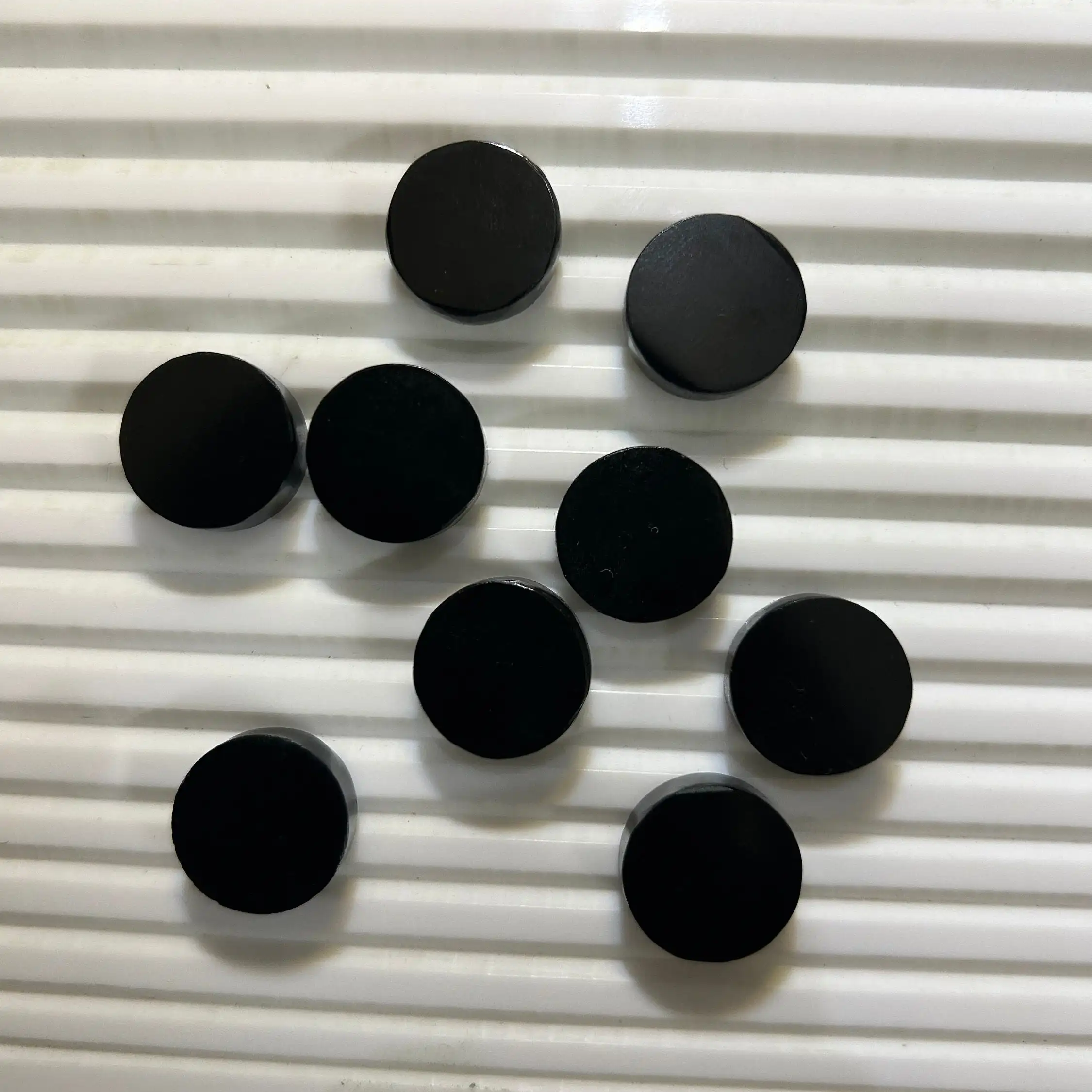 5 حتى 30 ملم عقيق السدج الأسود الطبيعي على كلا الجانبين شكل مسطح بشكل دائري عملة كابوشون عقيق السدج الأسود الطبيعي حجر كريم فضفاض لصنع المجوهرات