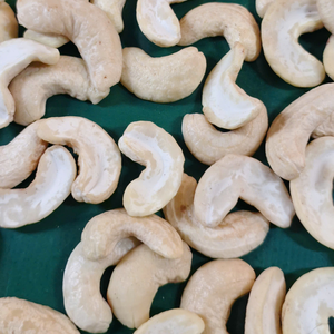 Vente flash ! Noix de Cajou Kaju Badam Nuts SANTIGO, Noyaux de Noix de Cajou Brisés, Faible MOQ - Product Image 1