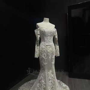 Robe de mariée sirène moderne exclusive NT95, coupe ajustée, en dentelle ivoire, avec illusion de décolleté cœur et traîne chapelle - Product Image 6