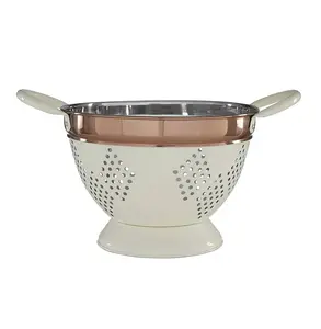 一种中等大小的漏勺，为厨房增添了时尚的金属口音，由非腐蚀性不锈钢制成，价格最优惠
