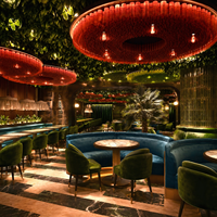 Chaise de salle à manger en velours vert olive avec plateau en marbre et structure métallique pour restaurant commercial