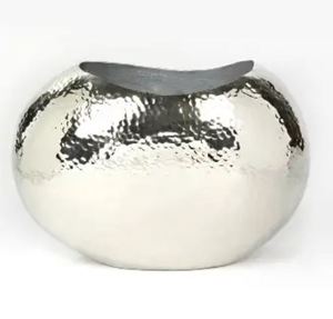 Maceta de aluminio moderna con acabado plateado pulido y martillado personalizado hecho a mano para ocasiones de cumpleaños o Bautismo - Product Image 4