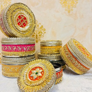 กล่องเหล็กตกแต่งลายโกต้า - ขนมมิธาย - ผลไม้อบแห้ง - ของขวัญสำหรับพุจ - ขนมหวาน - บัจี - ของชำร่วยงานแต่งงานฮินดูปัญจาบี - Product Image 2