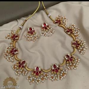 Ensemble de collier et de boucles d'oreilles traditionnels indiens ethniques en or avec des perles et des pierres serties, avec des boucles d'oreilles pendantes pour mariage et fête - Product Image 4