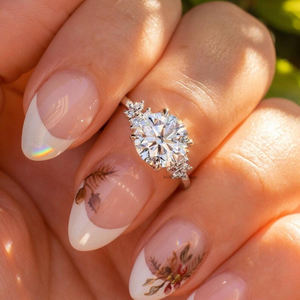 แหวนเพชรเพชรโมอิสซาไนต์ทำด้วยมือพร้อมด้วยดอกทิวลิปทรงกลมแบบสี่ง่ามและเน้นด้านข้างที่หรูหรา - Product Image 5