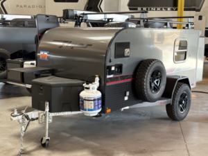 Precio al por mayor 2025 2026 RVs Flyer Pursue Remolque de viaje moderno y ampliable de 13 pies con puertas traseras, de aluminio ligero y doble amortiguación - Product Image 2