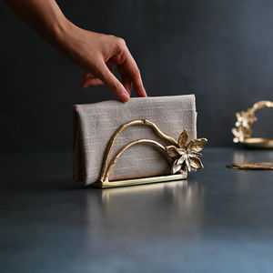 Servilletero Floral dorado de diseño único, servilletero de latón y Metal de calidad creativa para accesorios de mesa, organizador de servilletas - Product Image 1