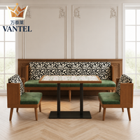 Ensemble de mobilier sur mesure pour hôtels et restaurants : banquettes rembourrées, tables à manger et chaises en bois pour projets hôteliers
