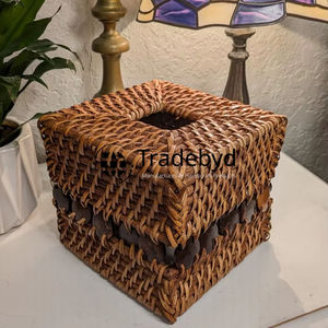 กล่องใส่กระดาษทิชชูสี่เหลี่ยมจัตุรัสทำมือจากหวายแกะสลัก ตกแต่งด้วยงานสานที่ทันสมัย เหมาะสำหรับวางบนโต๊ะทำงาน Tradebyd - Product Image 1