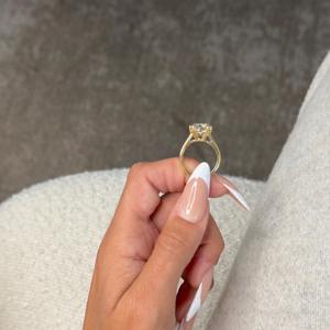 Anillo de Compromiso Solitario con Diamante Cultivado en Laboratorio de Corte Redondo de 5.00 Quilates, Engaste de Doble Garra Catedral, Oro Amarillo de 18k, Certificado GI - Product Image 4