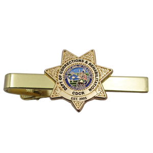 Pince à cravate en émail doré avec badge CDCR pour cadeaux d'affaires, de mariage ou de fête - Product Image 1