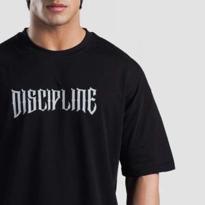 เสื้อยืด D Code ทรงลำลอง สีดำ ผ้าคอตตอนเจอร์ซีย์ 100% ระบายอากาศได้ดี พร้อมลายตัวอักษรและโลโก้ น้ำหนัก 300 กรัม ความยาวแบบสั้น - Product Image 6