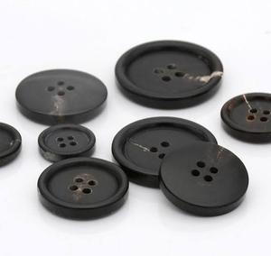 Bouton rond 4 trous personnalisé de haute qualité avec finition en corne Style plat lavable pour vêtements et sacs - Product Image 1