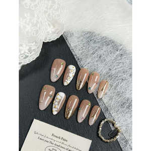 Uñas Postizas Doradas Nude que Añaden Glamour a tus Dedos sin Esfuerzo - Product Image 2