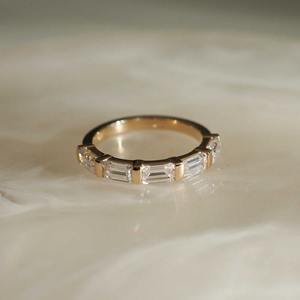 Esta banda de diamantes cultivados en laboratorio de 5 piedras, estilo media eternidad, es una alianza de boda moderna y elegante, fabricada en oro amarillo y diseñada con - Product Image 2