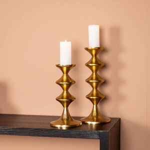 Portavelas de metal decorativo clásico para centro de mesa de comedor que proporciona calidez y aspecto elegante - Product Image 1