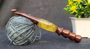 Crochet ergonomique en bois fait main pour tricoter la résine époxy Crochet personnalisé - Product Image 5