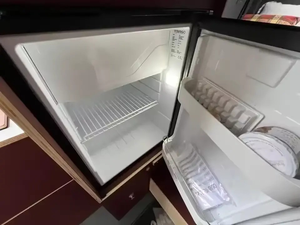 2024 ME3R C.E D.ES B2N Z SP.RIN.TE.R V 300 Volante a la Izquierda Asientos de Cuero Cámara Trasera Faros de Xenón Pantalla Táctil Origen Estadounidense - Product Image 5