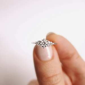 Bague de fiançailles en diamant taillé brillant de 6.5mm | Bague de mariage de mariée en pierre latérale en grappe | Bague en argent sterling plaqué or 18 carats - Product Image 4